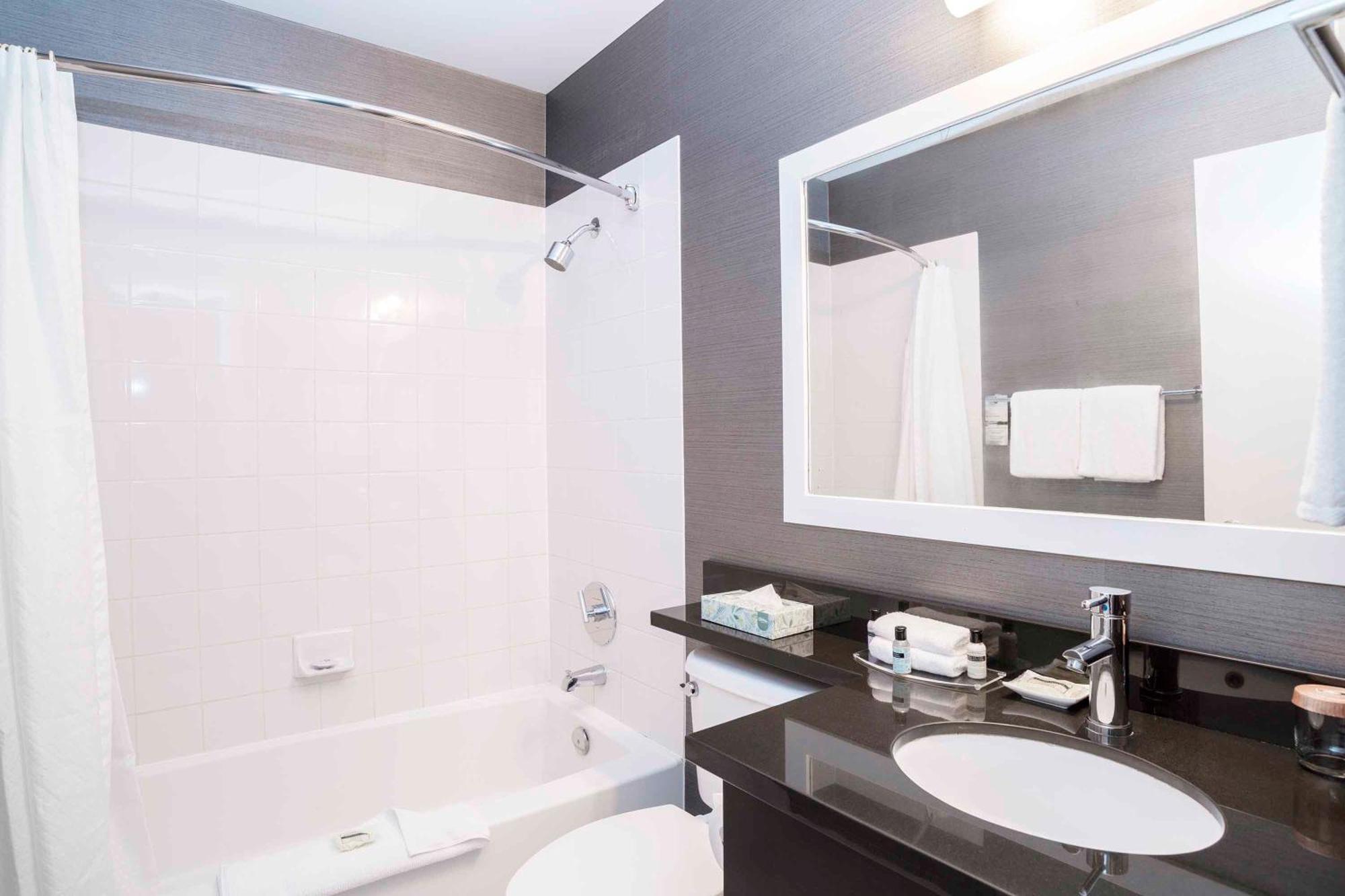 Sandman Hotel & Suites פרינס ג'ורג' מראה חיצוני תמונה